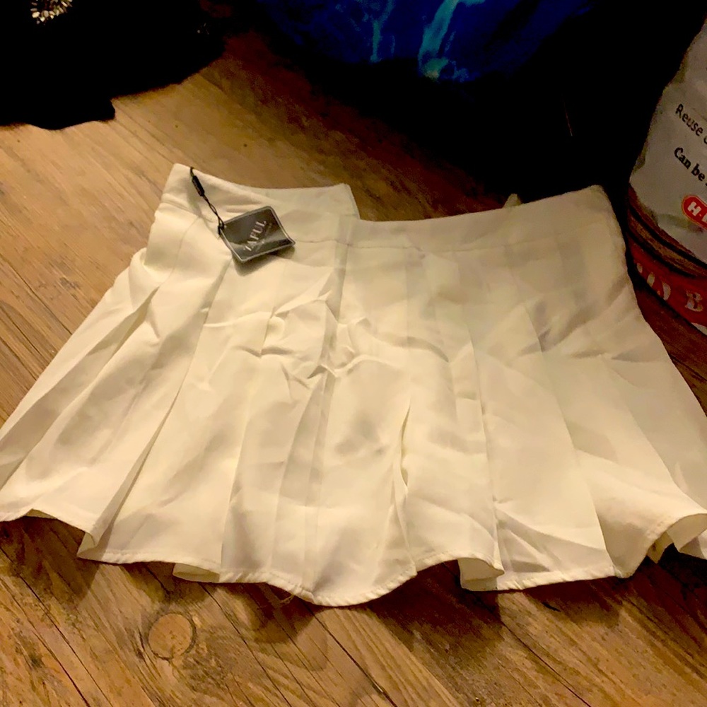 BRAND NEW never worn white L tennis skirt